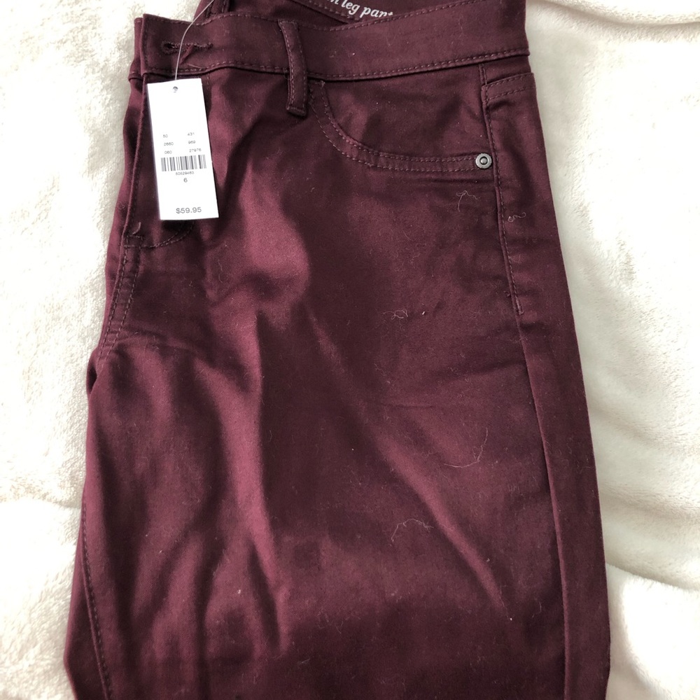 NWT. NEW YORK & CO The Crosby Slim Leg Pant in the color Maroon. Size 6